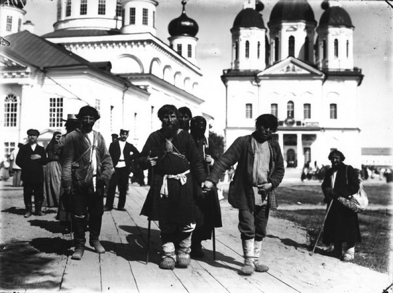 Группа слепцов с поводырем у церкви, 1900-е