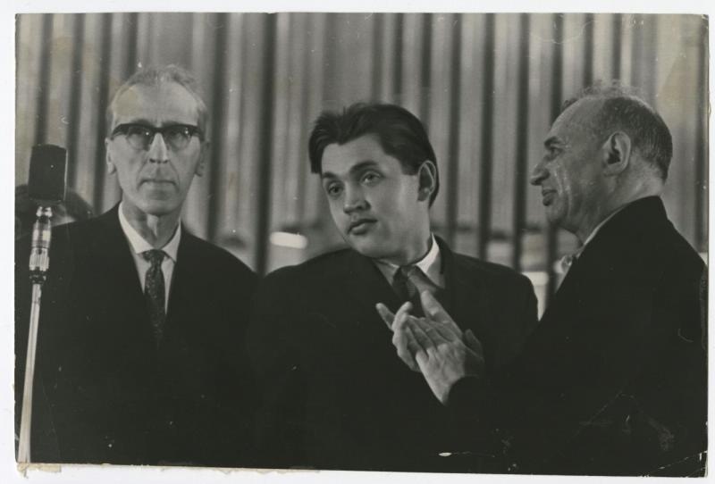 Композитор Дмитрий Кабалевский и поэт Роберт Рождественский на премьере «Реквиема», 1965 год