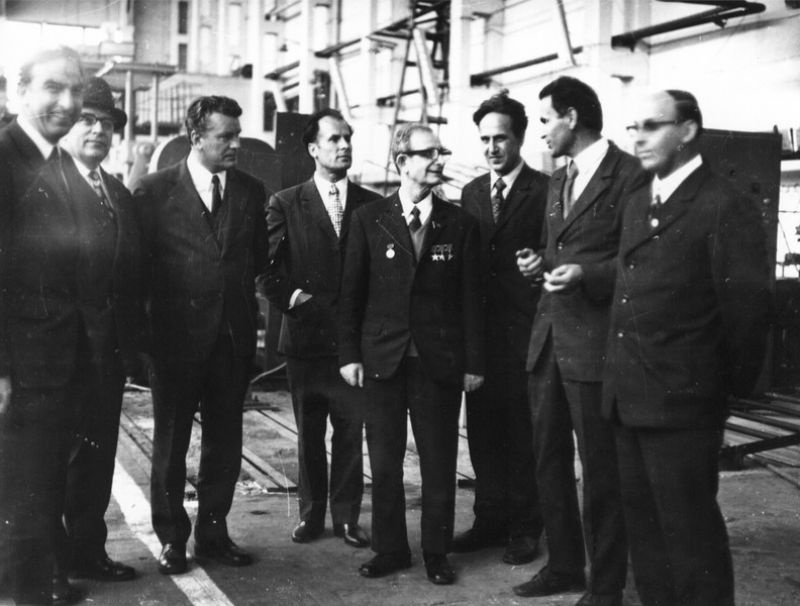 Ведущие специалисты конструкторского бюро с Харитоном Ю.Б. (в центре) в производственном помещении, 1970-е, Нижегородская область