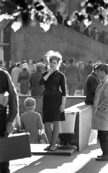 Девушка у входа в подземный переход. «Ожидание», 1965 год, г. Ленинград