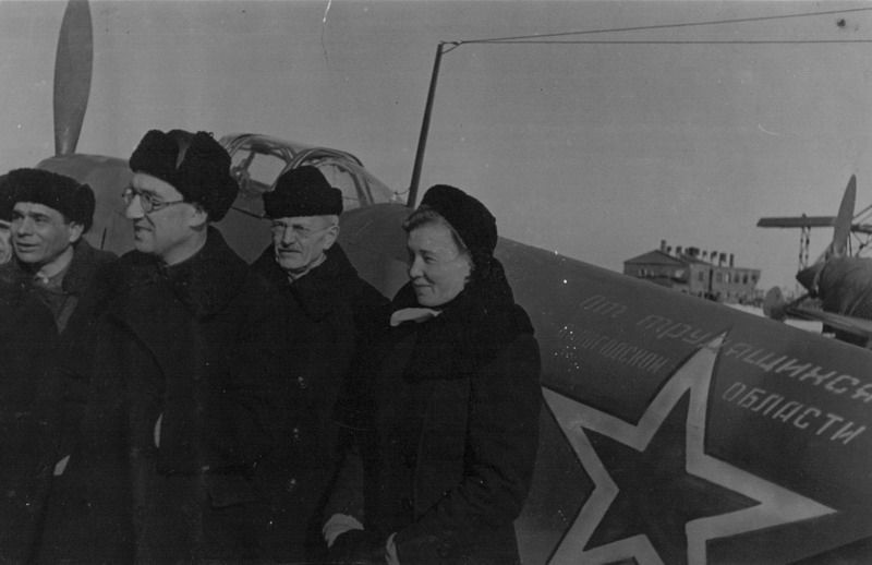 Передача самолетов ЯК-1, построенного на средства трудящихся Вологодской области, ленинградской эскадрилье, 1942 год, г. Череповец