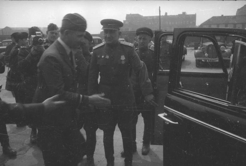 Советские офицеры, приглашающие Артура Уильяма Теддера в машину, 1945 год, Германия, г. Берлин