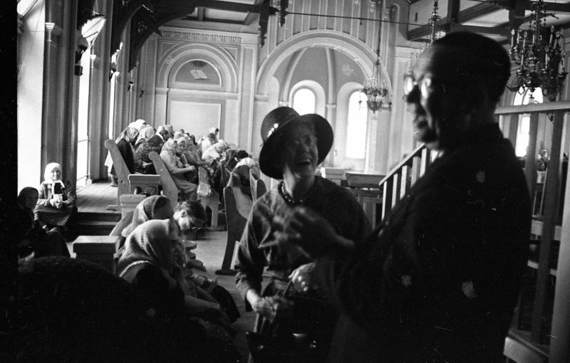 Госпожа Рамсинг в баптистской церкви, 1968 год, г. Москва. Из серии «Госпожа Рамсинг в СССР».