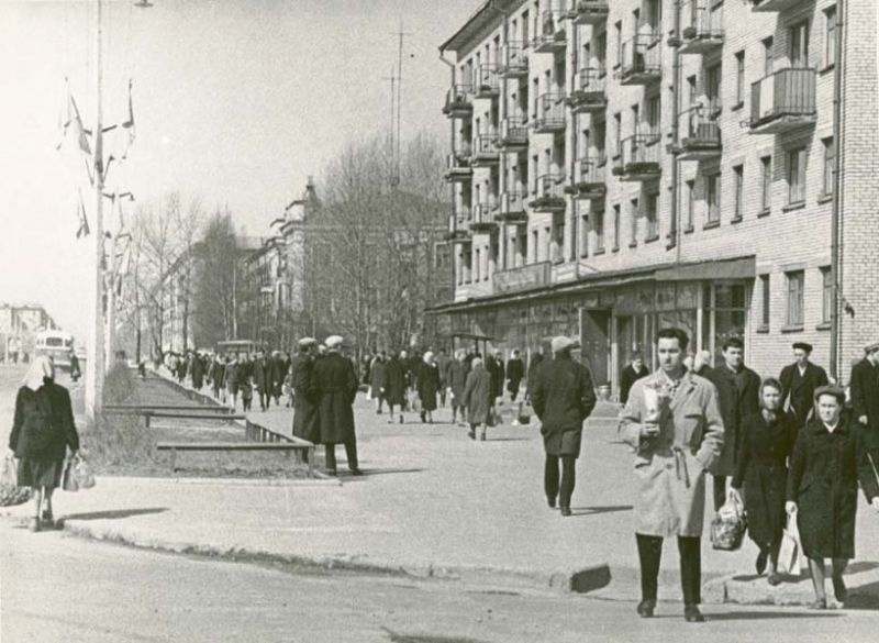 
    Фото "Улица Ленина от рынка", апрель 1966, г. Череповец, ул. Ленина 76 - История России в фотографиях
