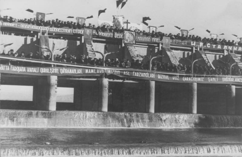 Мост. Торжественный митинг по случаю открытия Большого Ферганского канала, 1940 год, Узбекская ССР. Выставка «Большой Ферганский канал» с этой фотографией.