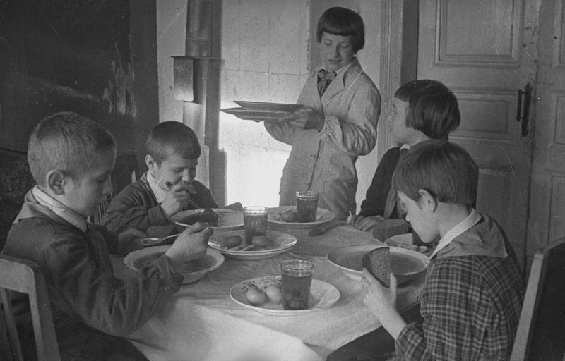 В детском доме «Молодой рабочий». Обед, 1942 - 1943, Московская обл., г. Пушкино