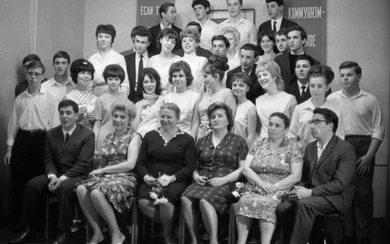 Групповой портрет выпускников и учителей московской школы № 135, 1967 год, г. Москва