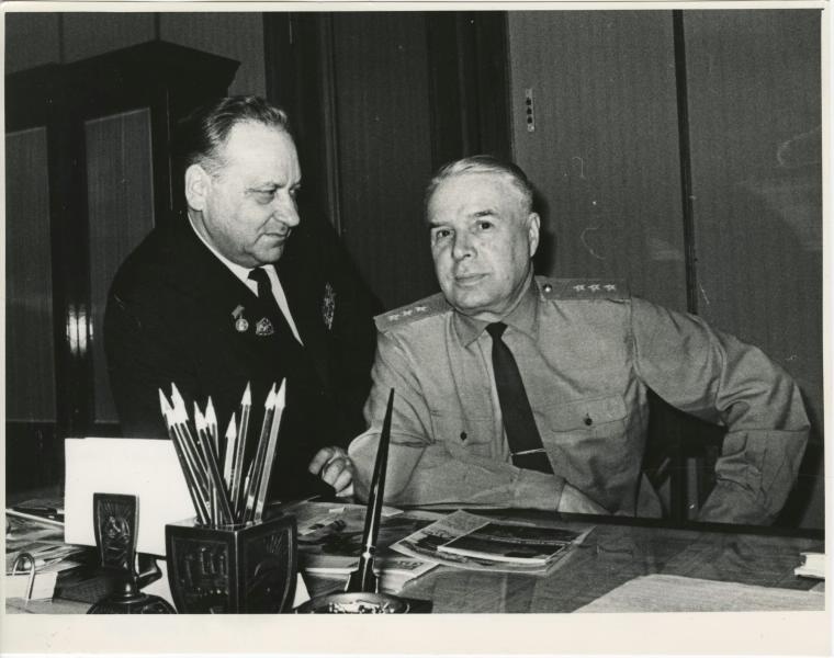 Виктор Темин с генерал-полковником, 1970-е