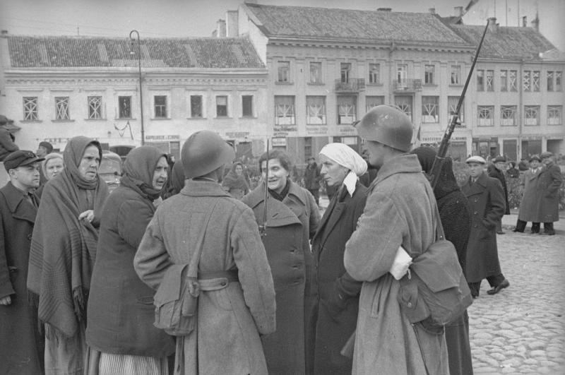 Красная Армия в Вильно, 18 сентября 1939 - 27 октября 1939, Литовская Республика, г. Вильно. С 1940 года – Вильнюс.Выставка: «Разговоры, разговоры...» с этой фотографией.