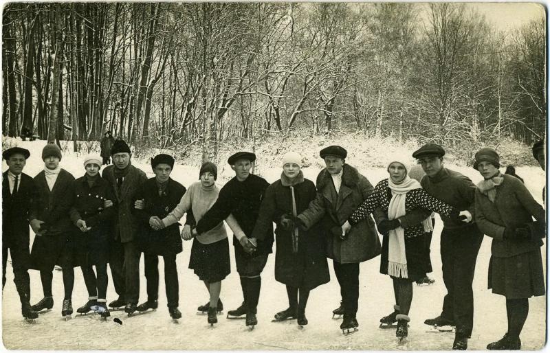 На катке дома отдыха Быково, 4 января 1930. Выставка «Чудеса на льду. Искусство и спорт» с этой фотографией.