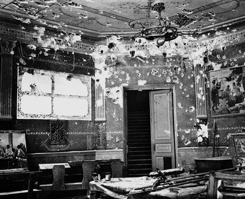 Декабрьское восстание в Москве. Одна из комнат училища Фидлера после артобстрела, декабрь 1905, г. Москва