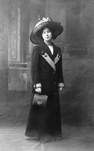 Женский портрет, 1910 - 1917. Выставка «Женская сумка и женский характер» с этой фотографией.&nbsp;