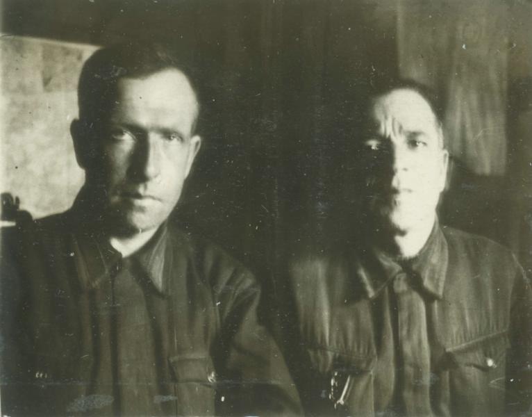 Портрет военных, 1941 - 1943. Слева – фотограф Арон Замский.
