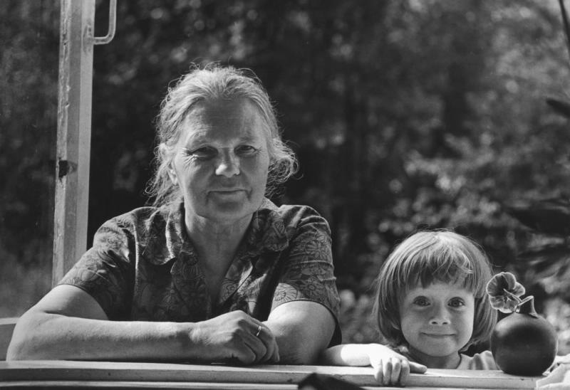 «Солнечный день», 1975 год. Выставки:&nbsp;«Бабушки, дедушки и внуки»,&nbsp;«Бабушки и дедушки: опыт, мудрость и любовь» с этим снимком.