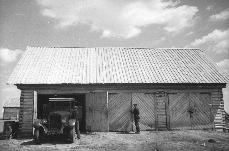 Новый гараж на три колхозные машины, 1938 год, Куйбышевская обл.. Ныне Самарская область.
