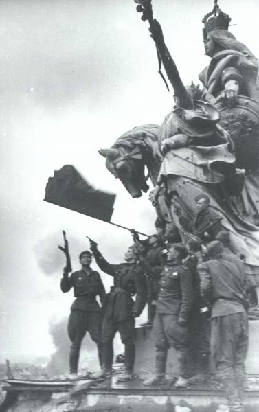 Знамя Победы над Рейхстагом, 1 - 8 мая 1945, Германия, г. Берлин