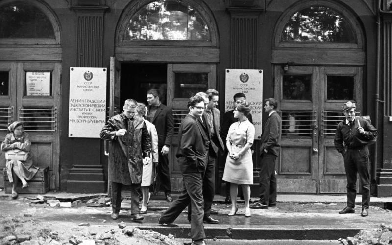 У дверей Ленинградского электротехнического института связи, 1965 год, г. Ленинград