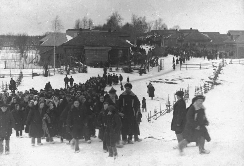 Деревенский праздник, 1920-е, Тверская губ., г. Кимры. До 14 января 1929 года город Кимры входил в состав Тверской губернии; с 14 января 1929 года по 3 июня 1929 года – в состав Центрально-Промышленной области; с 3 июня 1929 года – в состав Московской области, с 29 января 1935 года – в состав Калининской (ныне Тверской) области.