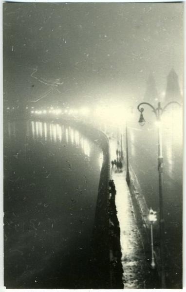 Туман на набережной Москва-реки, 1960 год, г. Москва. Видео «Ночь. Улица. Фонарь…» с этой фотографией.