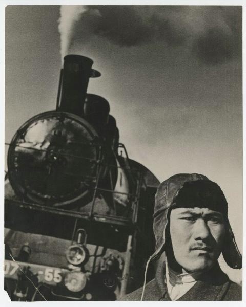 Машинист, 1933 год, Узбекская ССР. Видео «Под стук колес» и «В движении!» с этой фотографией.