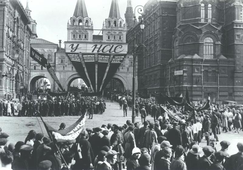 На демонстрацию через Иверские ворота, 1930 - 1931, г. Москва. Видео «Иван Шагин»&nbsp;и «Так говорил Каганович» с этой фотографией.
