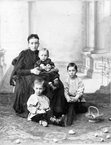 Портрет женщины с детьми, 1910-е, Екатеринославская губ., г. Екатеринослав. Город Екатеринослав с 1926 года – Днепропетровск, с 2016 года – Днепр.