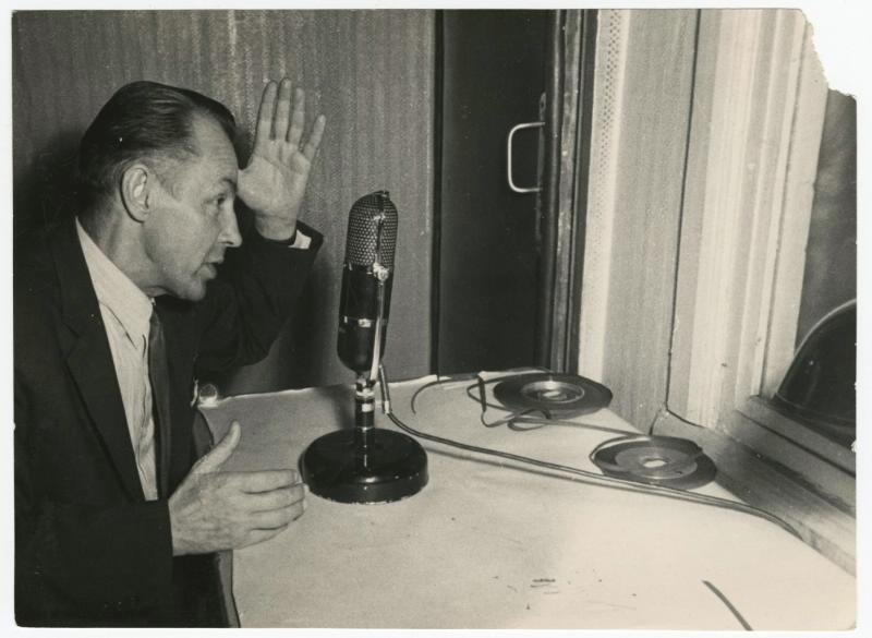 Спортивный радиокомментатор Вадим Синявский, 1960 - 1963. Выставка «Изобретение, наделавшее много шуму» с этой фотографией.