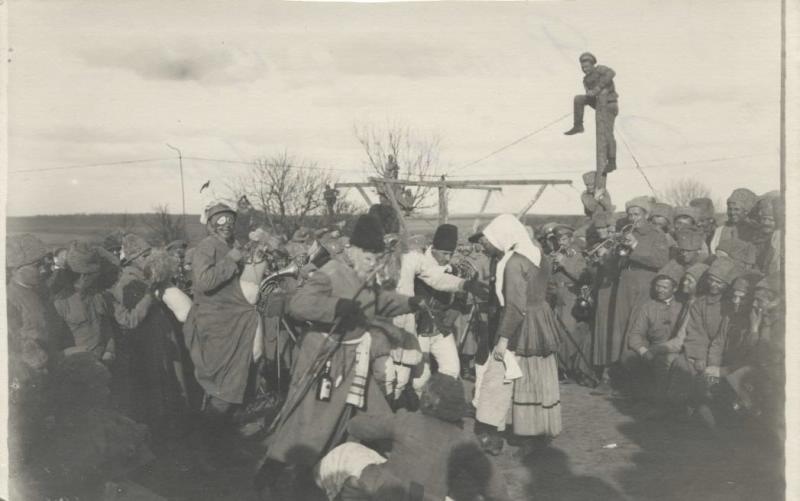 Ряженые у карусели, 1917 год