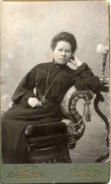 Портрет дамы в темном платье, 1904 - 1914, г. Санкт-Петербург. 