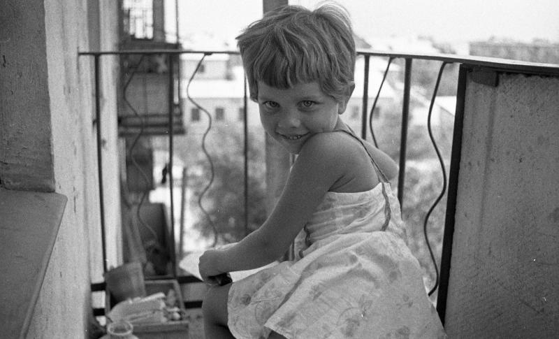 Девочка на балконе, 1967 год, Волгоградская обл., г. Волжский