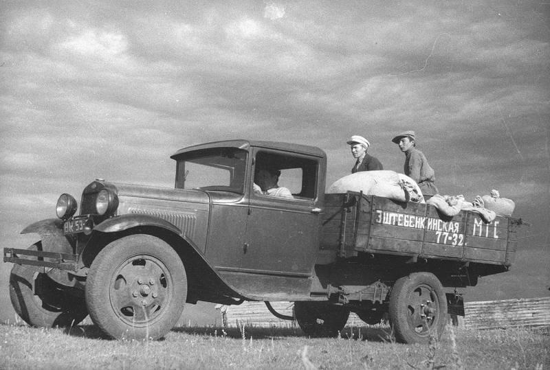 Перевозка хлеба на автомашинах, 1938 год, Куйбышевская обл.. Ныне Самарская область.