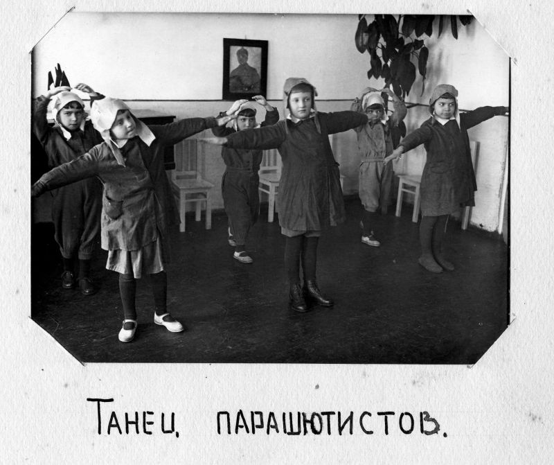 «Танец парашютистов», 1936 год, Ярославская обл., г. Ростов. Выставки&nbsp;«Повседневная жизнь обыкновенного детского сада в 1936 году»&nbsp;и «Парашютисты» с этой фотографией.&nbsp;