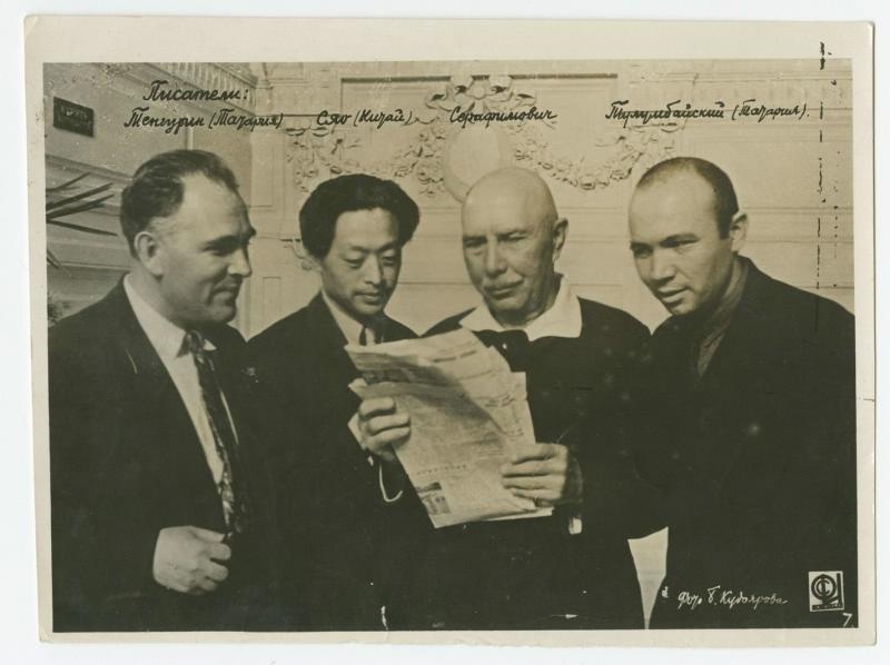 Писатели читают газету, 1930-е