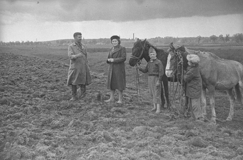 «В детдоме все делают сами, и землю пашут», 1942 год, Московская обл., г. Пушкино