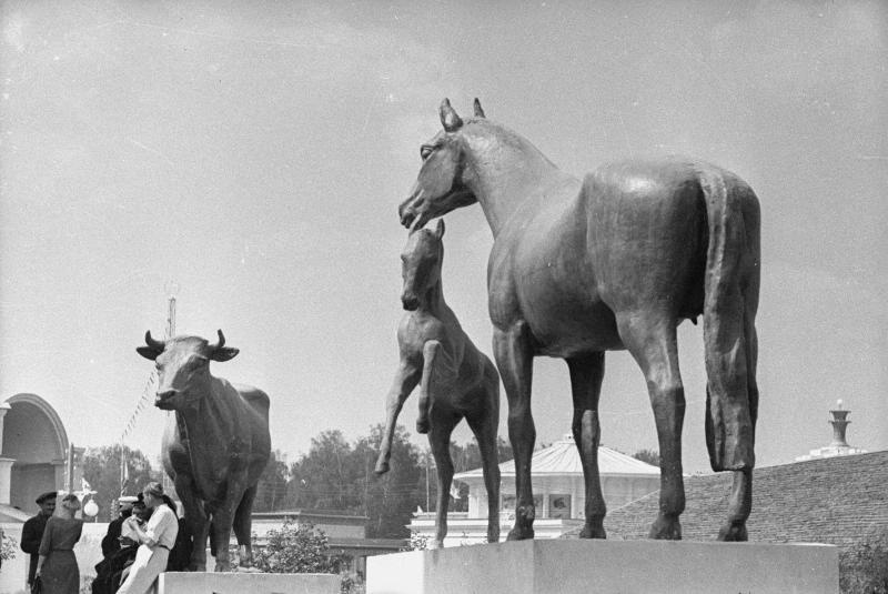 ВСХВ. Скульптурная группа около павильона «Животноводство», 1939 год, г. Москва