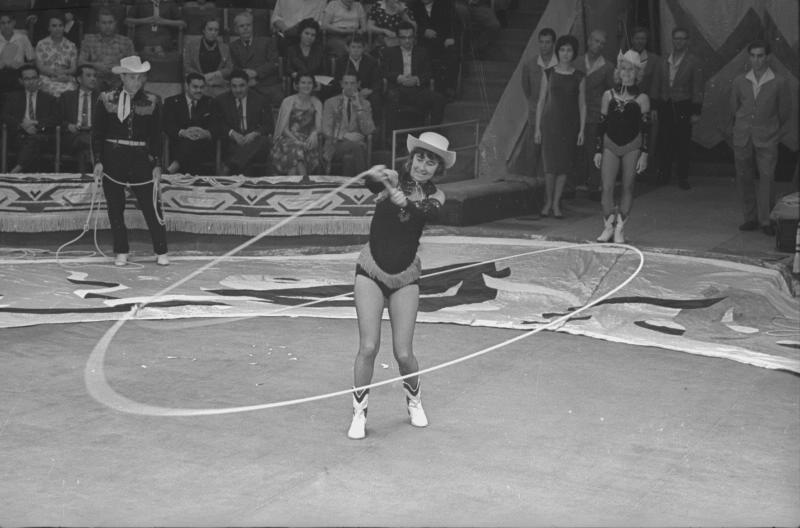 Цирковая артистка с лассо, 1950-е, г. Москва