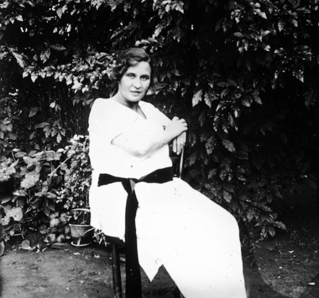 А.Н. Авдонина, 1910-е. Выставка «Дача, прощай!» с этой фотографией.