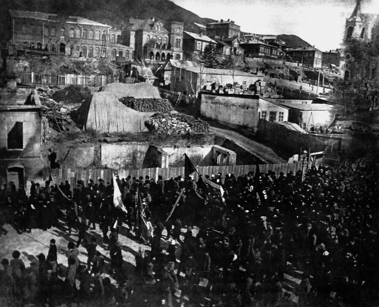 Демонстрация в дни Октябрьской стачки, октябрь 1905, г. Владивосток. Видеовыставка «"Кровавое воскресенье": первый акт революции» с этой фотографией.
