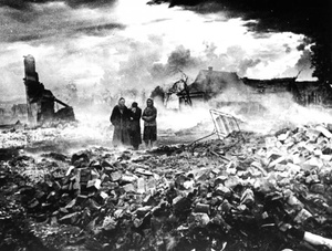 «Враг отступил... Смоленщина», 1943 год, Смоленская обл.. Видео «Михаил Исаковский. "Русской женщине"»,&nbsp;«Евгений Долматовский. "Нет ни минуты..."» и выставка «Фотографии Марка Редькина» с этим снимком.