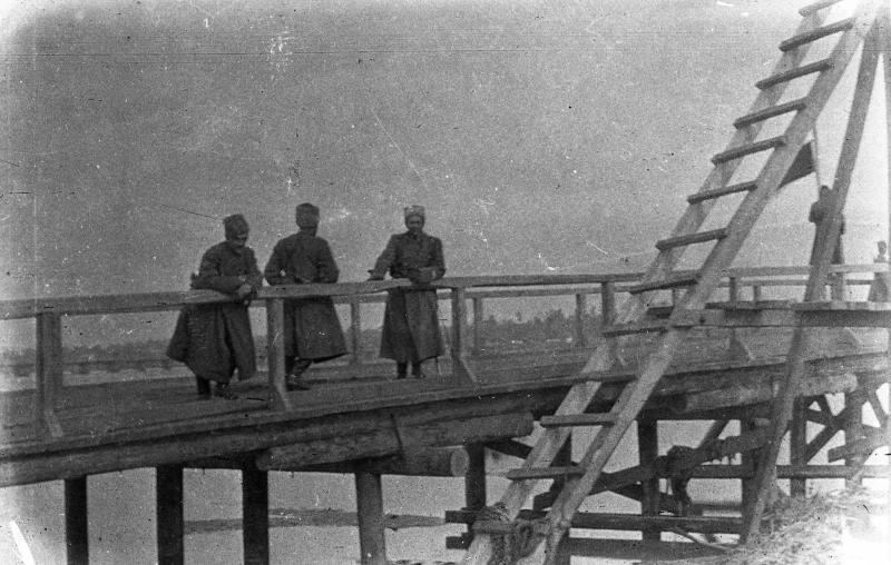 Офицеры на мосту, 1914 - 1918. Предположительно, мост через реку Неман.