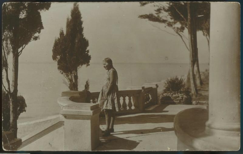 Лида Голосова на набережной, 1928 год, г. Сочи