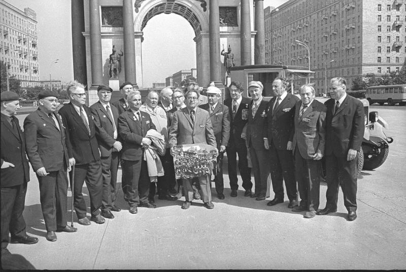 Борис Полевой с военными фотокорреспондентами у Триумфальной арки, 9 мая 1975, г. Москва, Кутузовский пр-т
