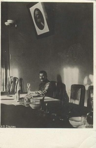 Иосиф Сталин в кабинете, 13 апреля 1932, г. Москва. Видеолекции&nbsp;«Дома Булгакова в Москве» и «Ближний круг Михаила Булгакова. Марика и Сергей Ермолинские» с этой фотографией.