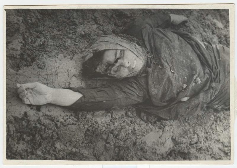 «Зверства фашистских убийц в Крыму», 1942 год, Крымская АССР. Неопознанный труп застреленной разрывной пулей женщины – жительницы Керченского района.