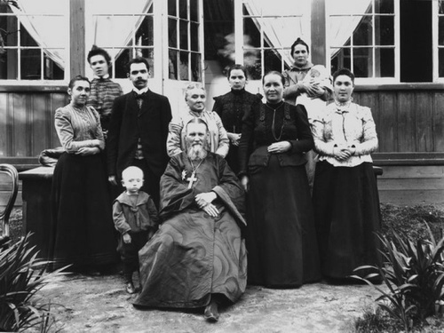 Иоанн Кронштадтский с членами семьи у своего дома, 1897 - 1908, г. Санкт-Петербург