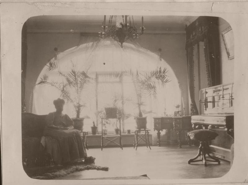 Женский портрет в интерьере, 1900-е