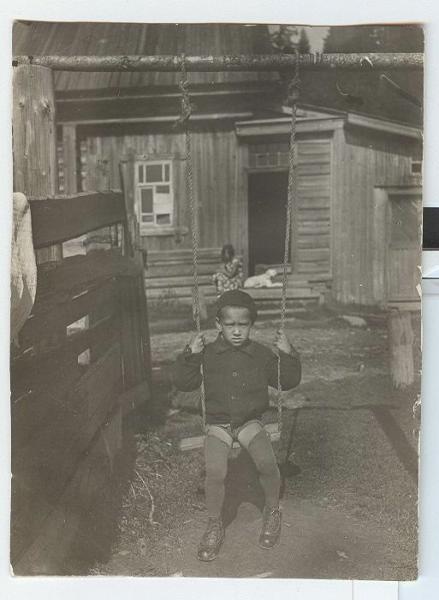 Мальчик на качелях, 1920-е