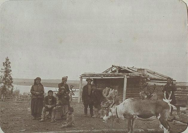 Семья оленевода. Групповой снимок, 1910-е. Из серии «Этнографическая экспедиция по Северу».
