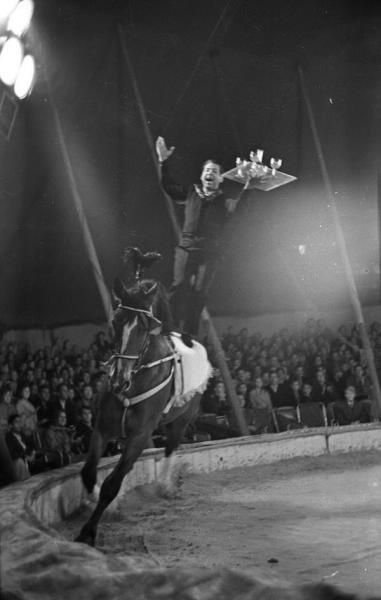 Цирк. Конный жонглер Николай Ольховиков, 1 октября 1960 - 31 октября 1963, г. Москва