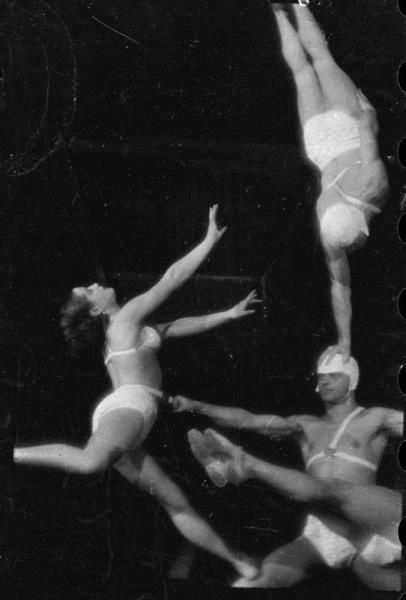 Цирк. Партерные гимнасты, 1937 год, г. Москва. Выставка «10 лучших фотографий цирка» с этим снимком.